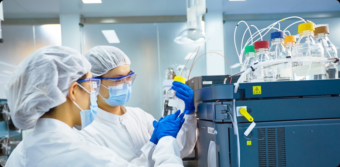 2015年，与荷兰瓦赫宁根大学和美国UC Davis合作，在母乳低聚糖、蛋白组学等前沿领域开展深入研究；联合中山大学启动母乳化产品临床试验，首次提出中国母乳与外国母乳核苷酸组成及含量差异；携手荷兰瓦赫宁根大学升级中国企业首个母乳研究数据库；在新西兰建成规模超大的乳业一体化基地，为金领冠睿护等产品提供黄金奶源。