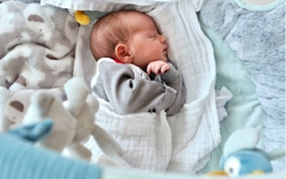 宝宝初生0-2月宝宝出世初貌不扬，具吮吸等…